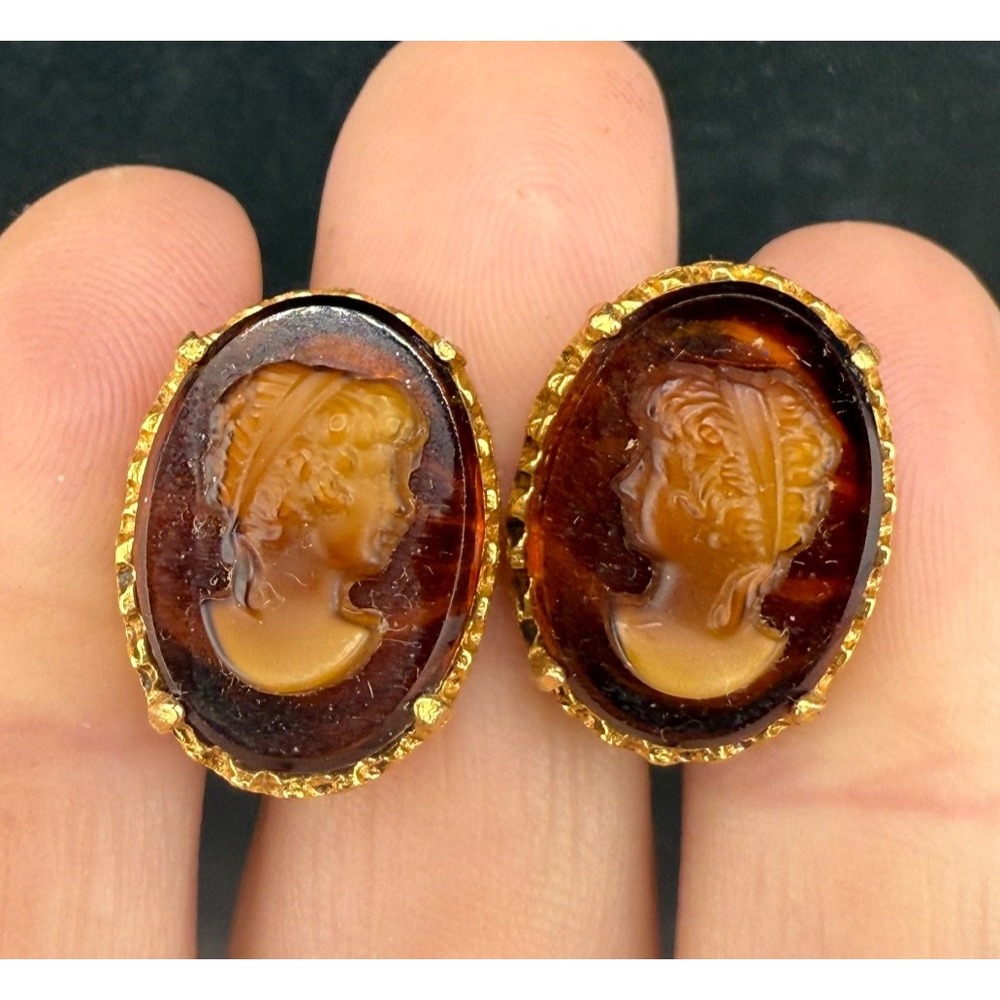 Vintage Lisner Cameo Earrings Gold Tone Brown‎ Glass Signed